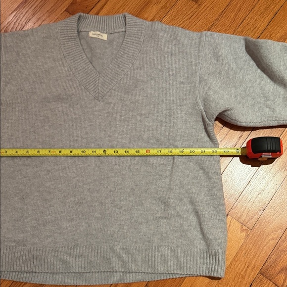 James Street Co. Women’s Gray V-Neck Sweater - Picture 5 of 5
